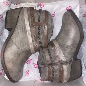 Brand New Sz 7 Booties